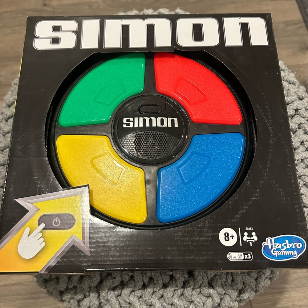 Simon Classic Refresh Interactive Family Friendly Fun Electronic Memory Hasbro